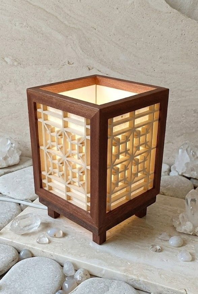 Lampe modèle "hashtag" en sapelli et tilleul - papier népalais couleur " beige "