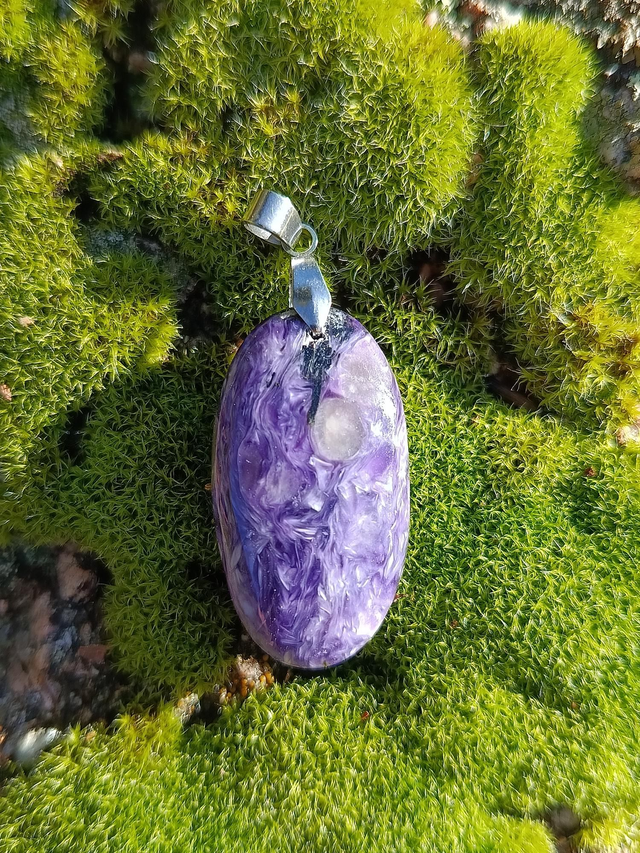 Pendentif Charoïte naturelle – Pierre de transformation – 3,5 x 2 cm