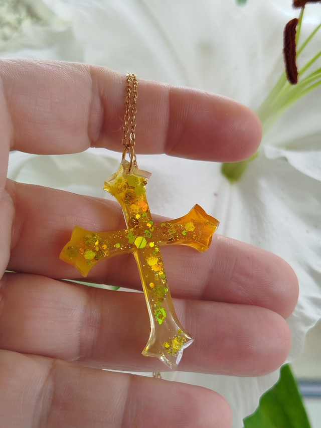 Croix soleil en résine dorée 