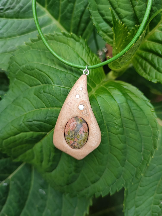 Pendentif en Bois de Frêne, Unakite, Argent et Cuir Noir