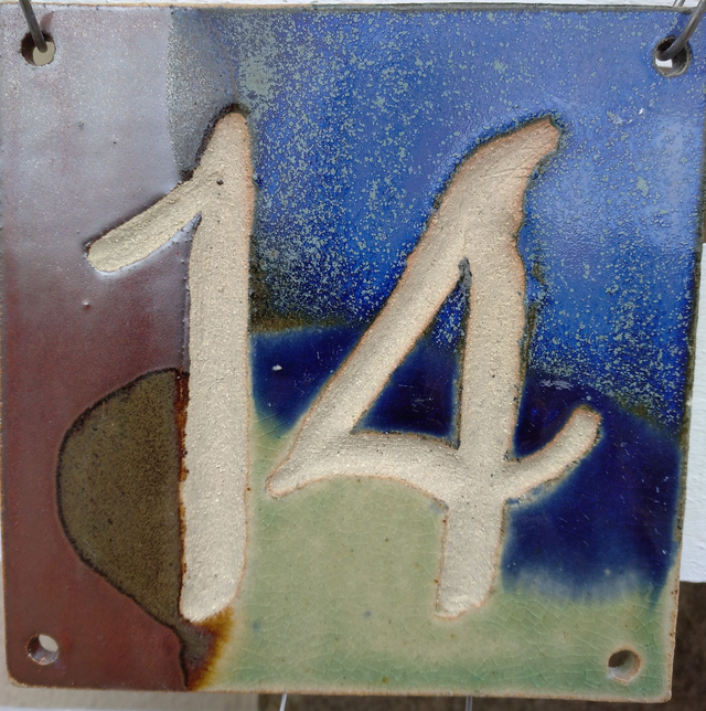 2 CHIFFRES - N° 14 - TYPO "Naturelle" - 4 Trous - décors "plume de paon" - sur commande 