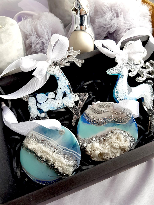 Set of 4 Christmas ornaments in blue and white