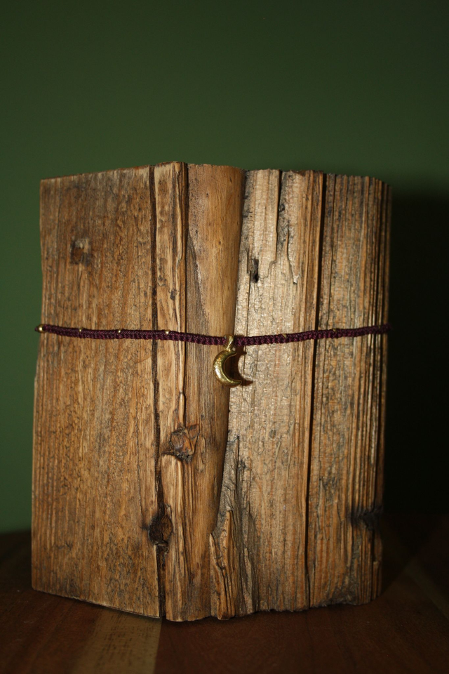 Schmaler Choker mit Perlenakzenten und Mondanhänger