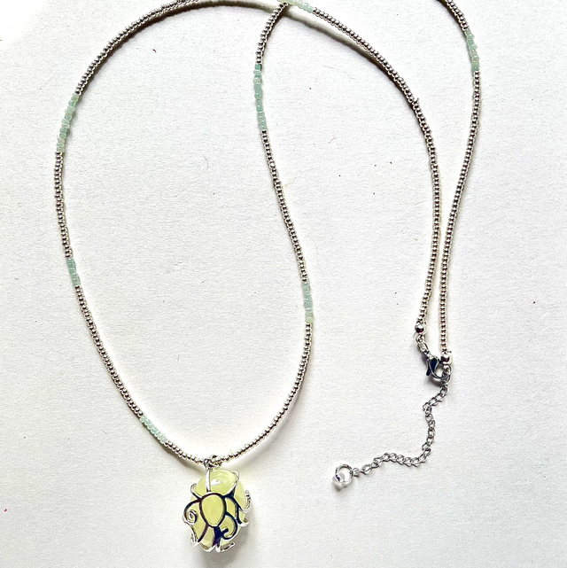 C28 - Collier perles verre et jade néphrite 