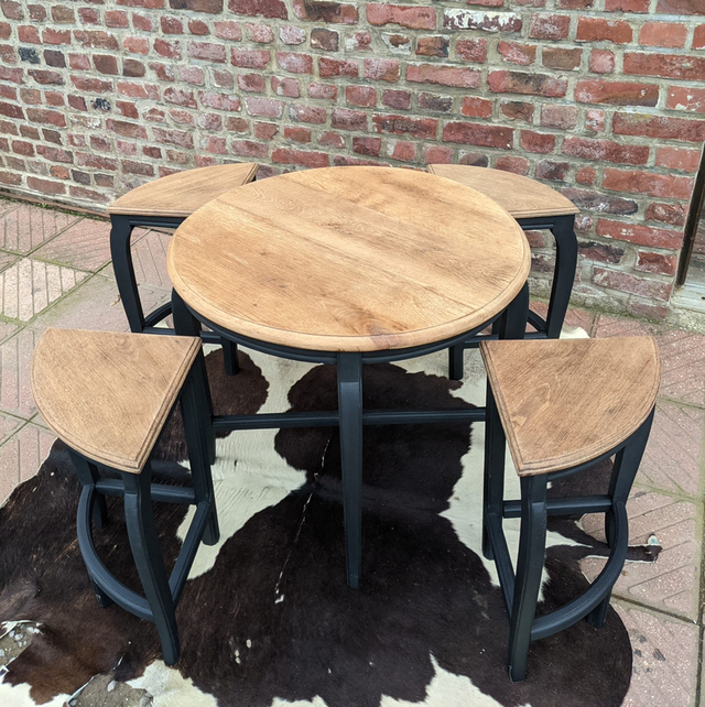 Table ronde et 4 tabourets pieds peints