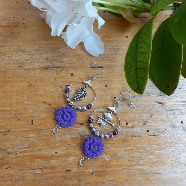 Boucles d'oreille asymétriques L'arrivée du printemps - Violettes