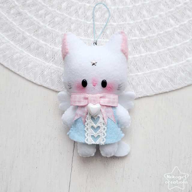 Peluche en feutrine fait-main - Chat à robe bleue