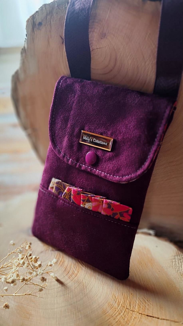 Porte téléphone en suédine bordeaux ✨