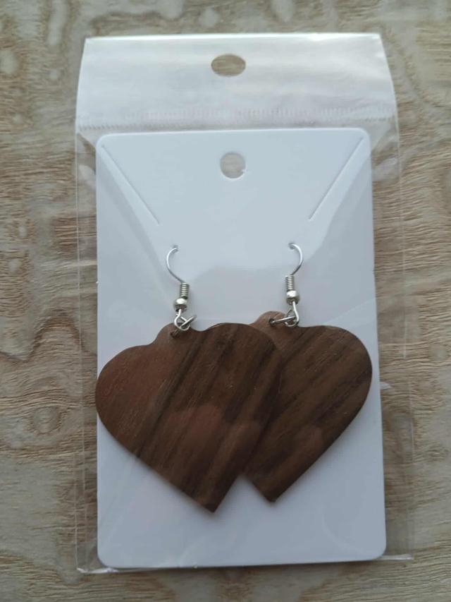 Paire de boucles d’oreilles en forme de cœur, en noyer