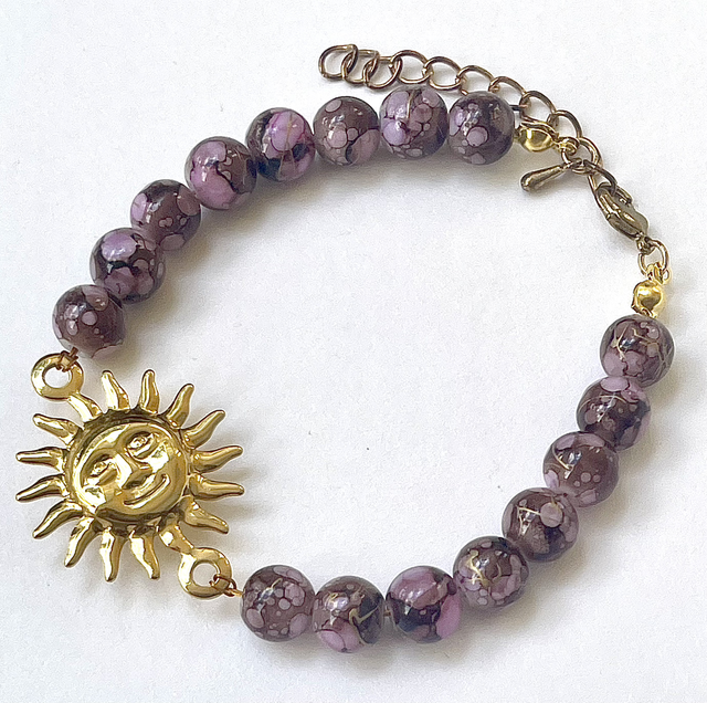 B98 - Bracelet perles en verre et breloque soleil