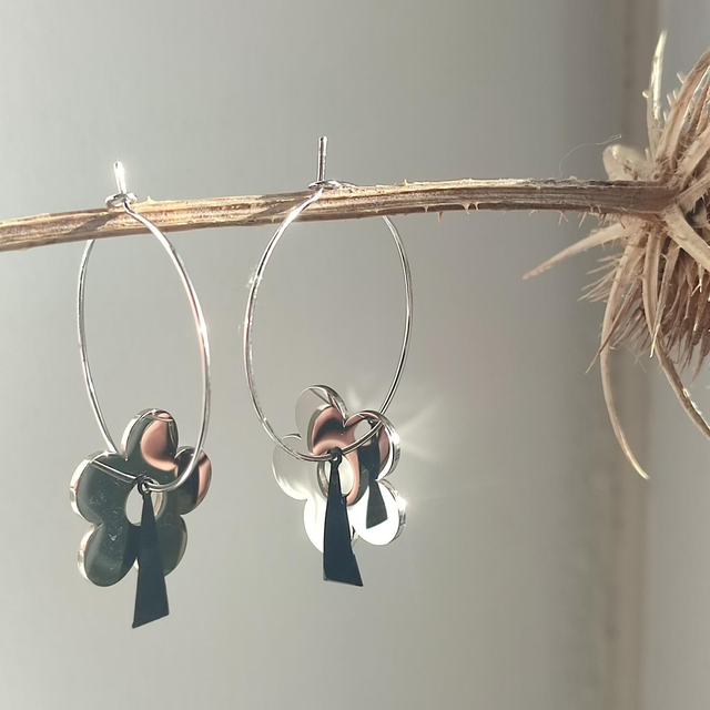 Créoles fleurs argentées en acier inoxydable -sans nickel, pièce unique 