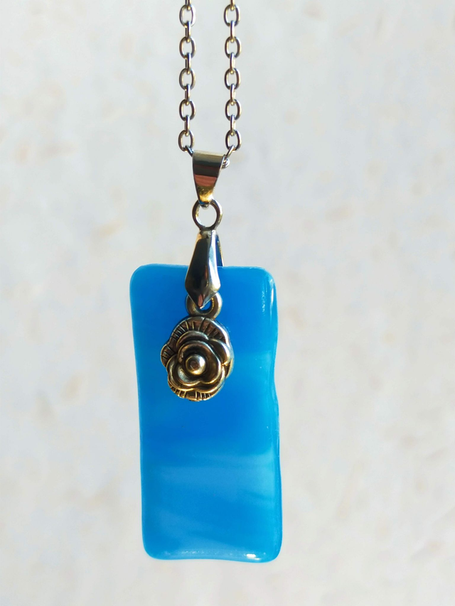  Pendentif en verre bleu électrique opalescent et chaîne couleur argent. Numéro 11