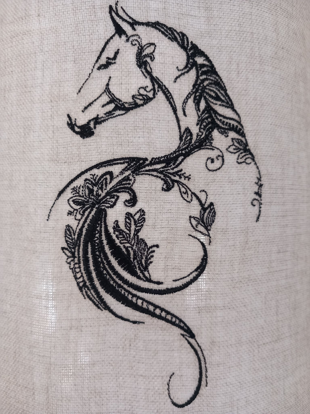 Applique murale lin brodé "Cheval" forme demi cercle , électrifiée.