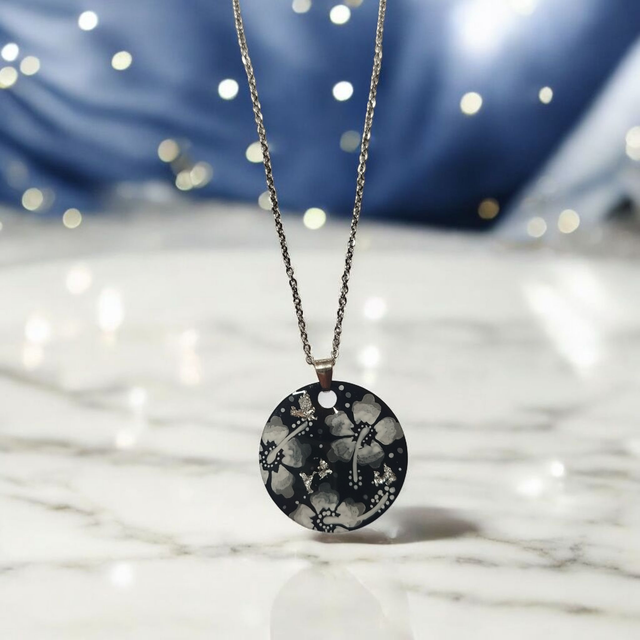 Collier dessiné Flora acier inoxydable noir gris blanc