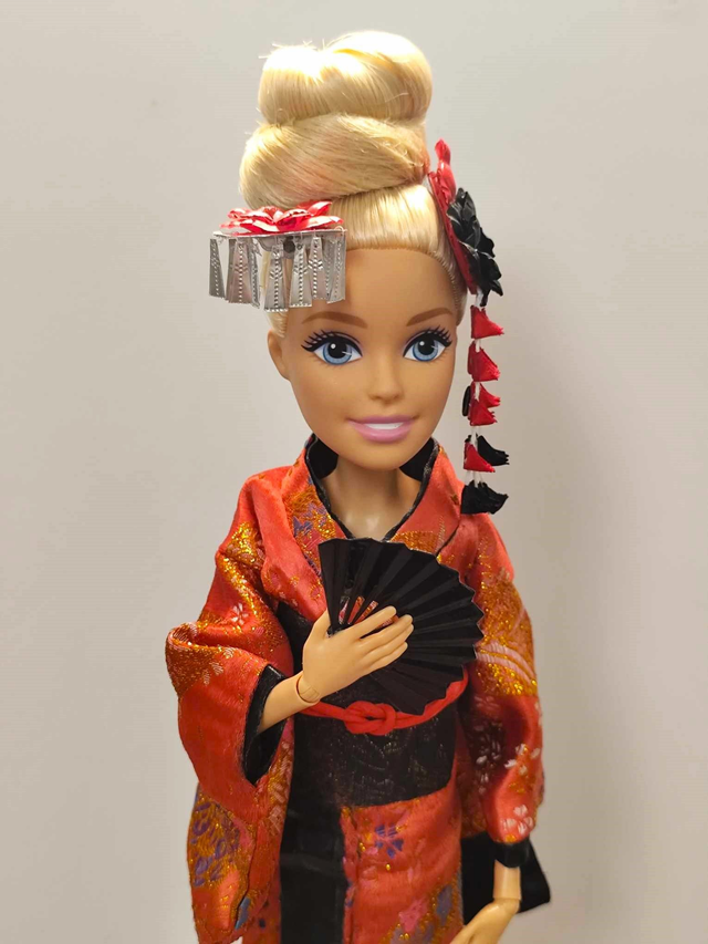 Barbie à Tokyo rouge et noir (50 cm)