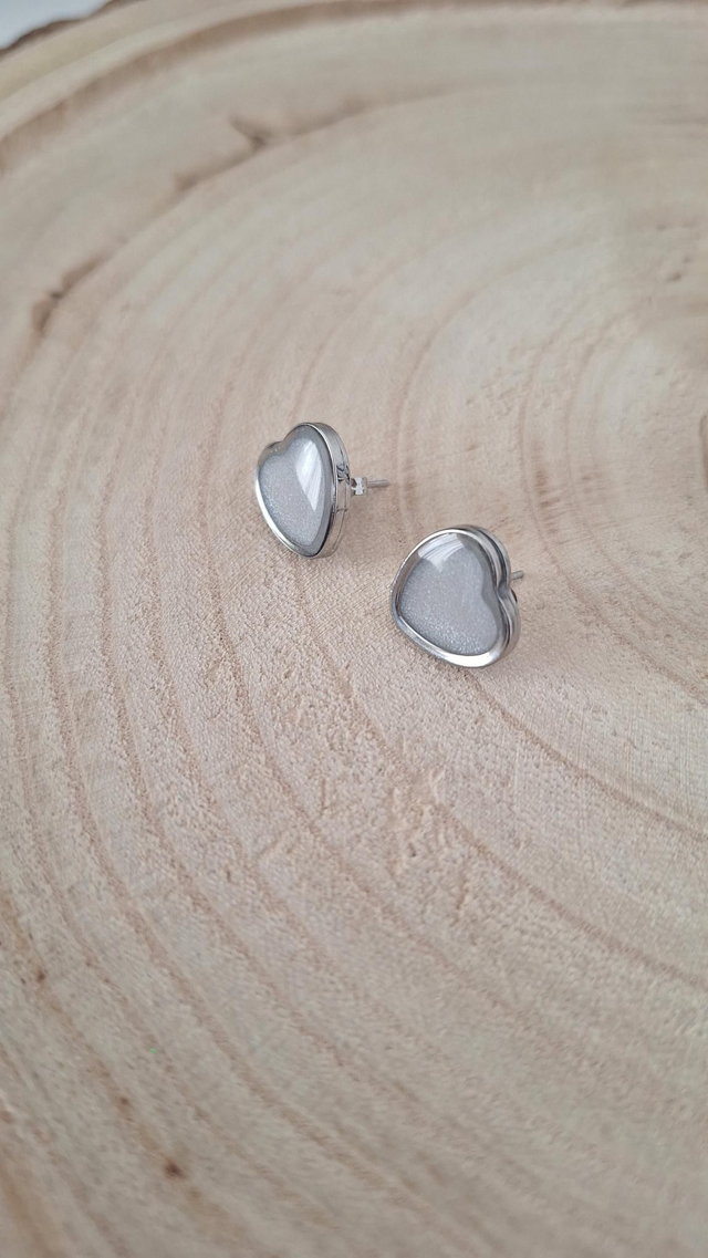 Boucles d&#039;oreilles argentés cœurs blancs