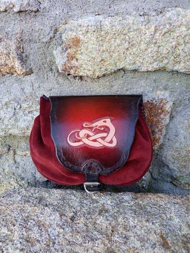 Aumonière celtique en cuir noir et bordeaux