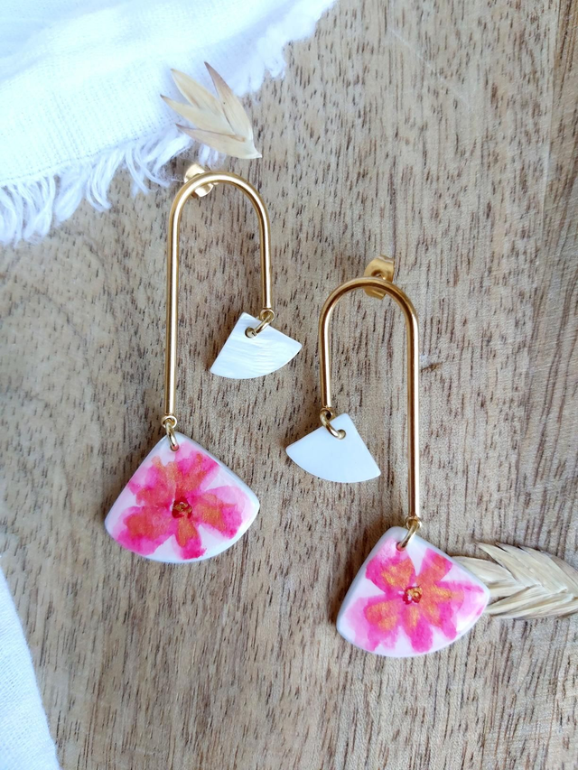Boucles d&#039;oreilles &quot;Équilibre&quot; fleurs colorées