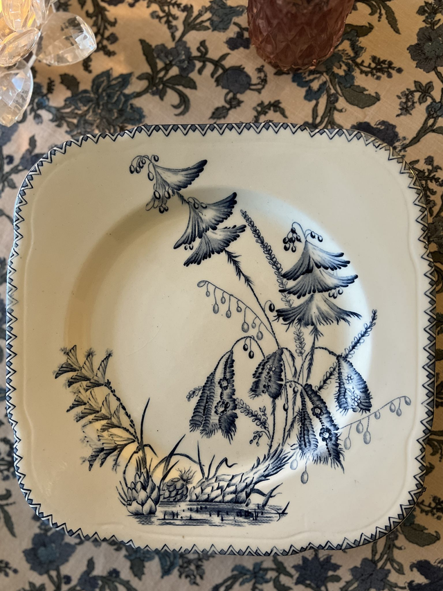 INDIANA - Plat piédouche (ou présentoir) de la manufacture française Clairefontaine - Terre de Fer