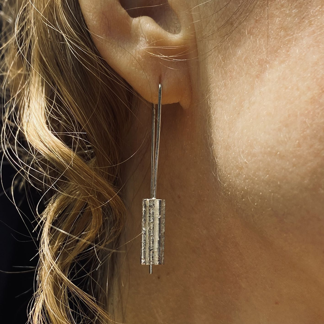 J868 ORECCHINI PENDENTI TRACCIA DI LEGNO