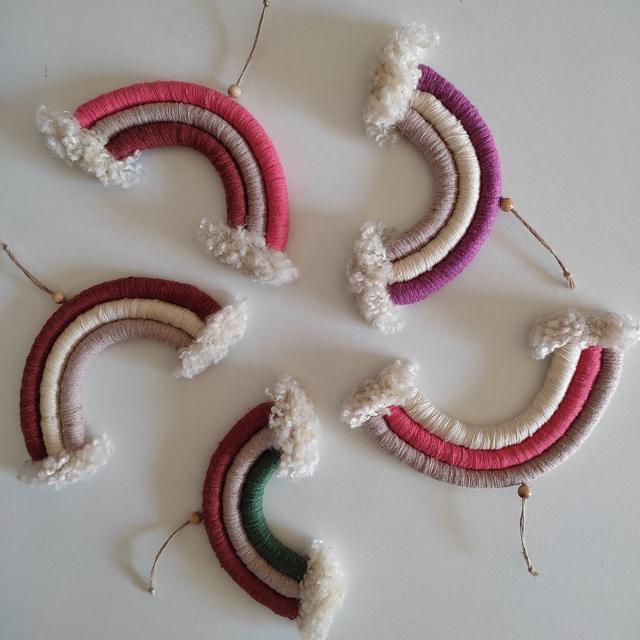 Arc-en-ciel en macramé
