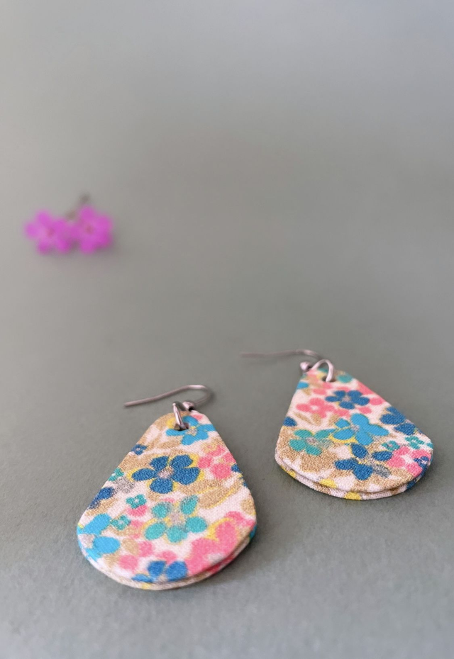 Boucles d'oreilles carton et tissu imprimé forme peites gouttes, collection « pâquerette vintage » - tons blanc, rose, bleu, vert et doré. 