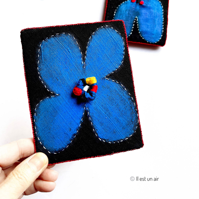 Tableau fleur bleue peint et brodé sur lin noir