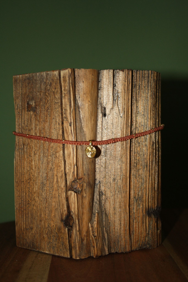 Schmaler Choker mit Perlenakzenten und Lebensspirale