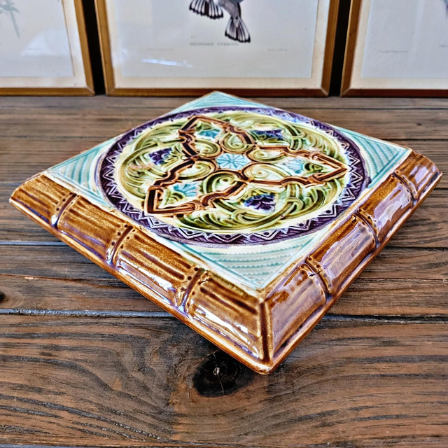 Dessous de plat en barbotine Onnaing, style art nouveau mais 1920 environ