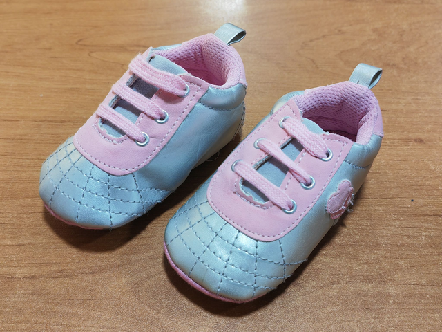 Baskets gris/rose en 0/6 mois