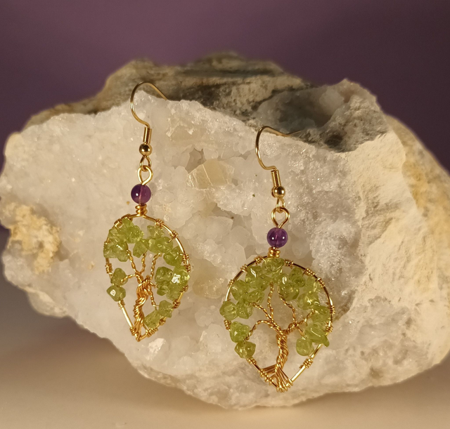 Boucles d&#039;oreilles arbre de vie en péridot