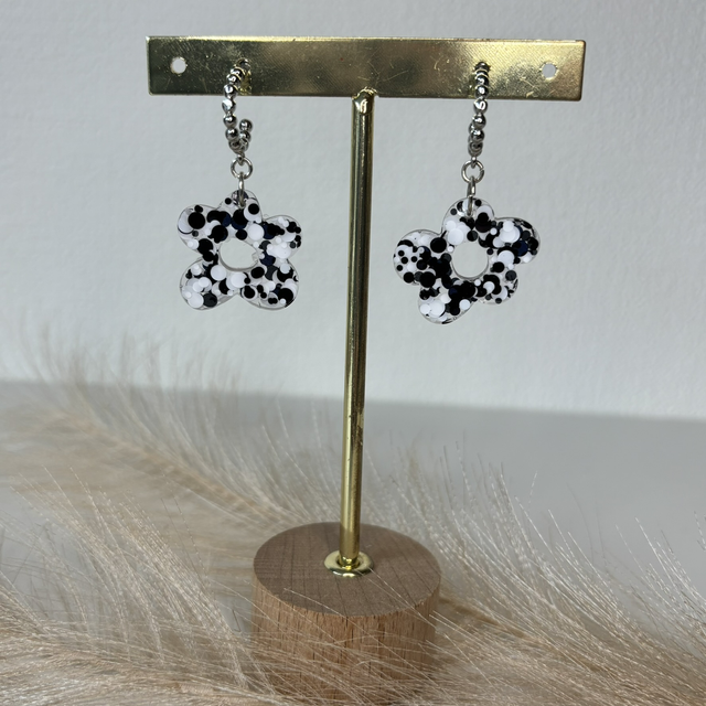 Boucles d’oreilles fleurs paillette noir et blanche