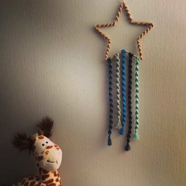 Attrape-rèves étoile arc-en-ciel en macramé