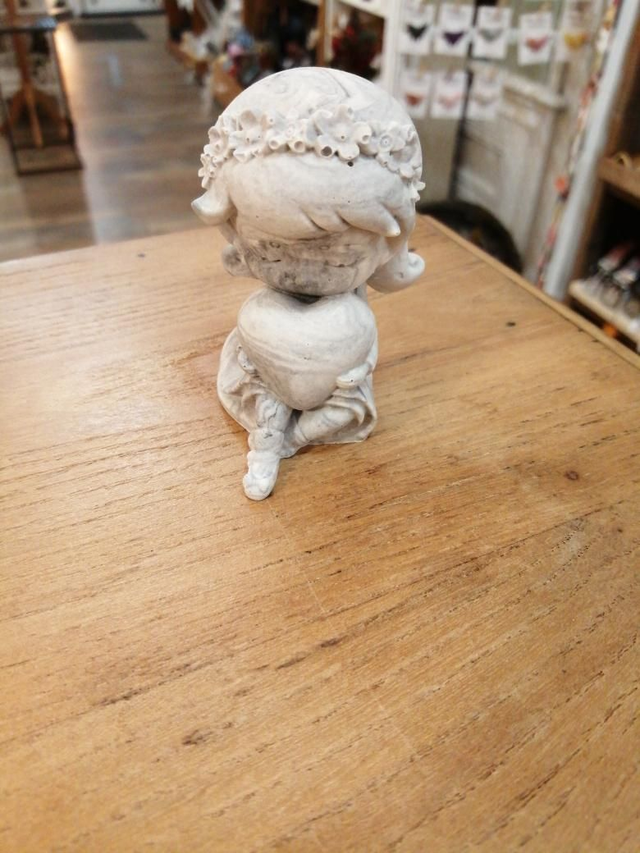 Fillette statuette en Jesmonite