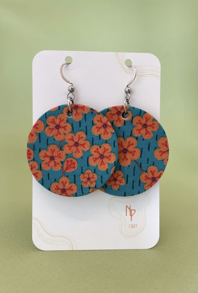 Boucles d'oreilles carton et tissu forme ronde, collection " fleurs de cerisiers " - fond bleu et motifs fleuris orange 
