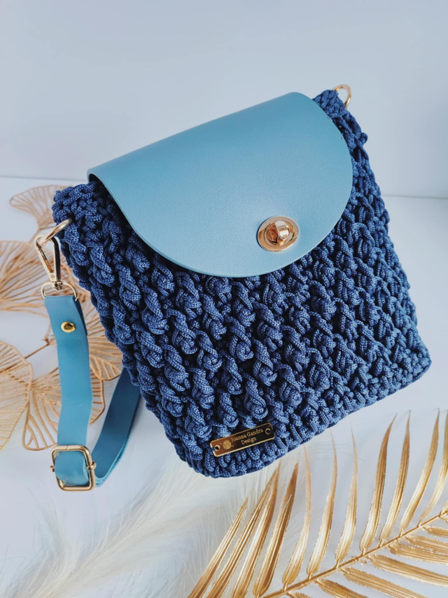 Sac Nina – Sac bandoulière en crochet bleu nuit avec cuir vegan bleu clair et détails dorés – Fait main