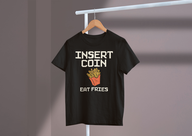 Insert Coin Eat Fries Gaming Fun Food Break Snack Time. Münze einwerfen, Pommes frites essen, Spaß, Essen, Pause, Snackzeit