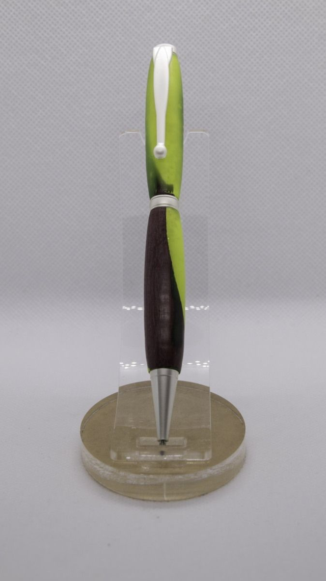 Stylo bille noire en Amarante de Guyane et résine vert pomme