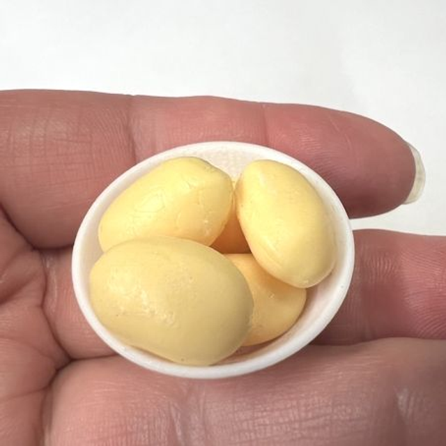 Keitetyt perunat tarjoilukulhossa