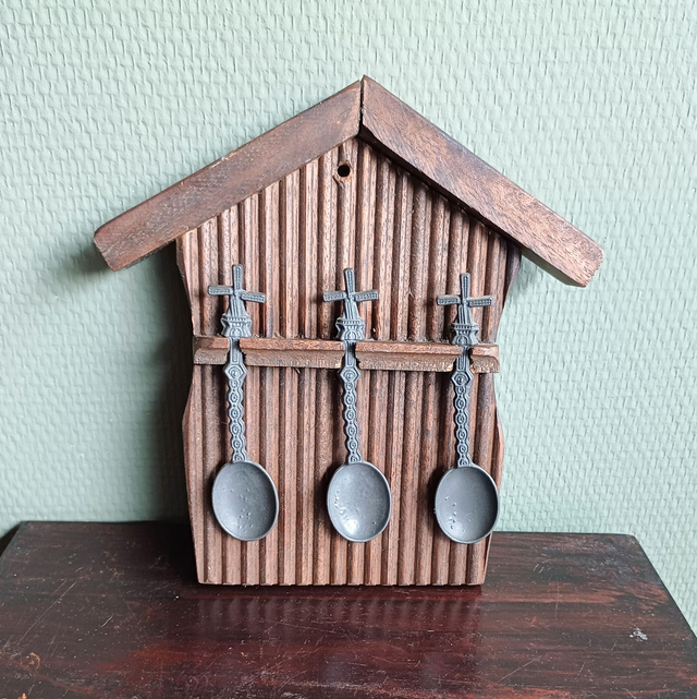 Hollands Tingieterij | Houten sierrekje &#039;Huisvorm&#039; met 3 tinnen &#039;Molen&#039; lepeltjes (hoogte 21 cm | breedte 20 cm | diepte 3 cm) | Vintage