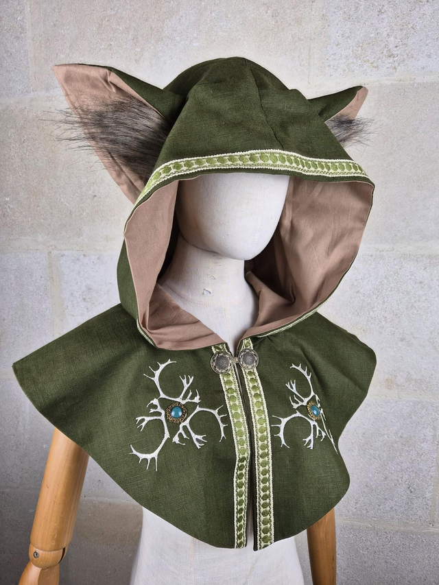 Capuchon en lin brodé