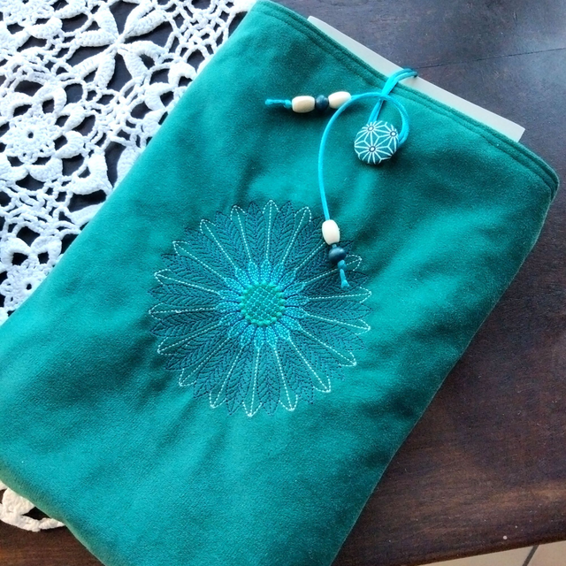 Pochette à livre brodée et réversible