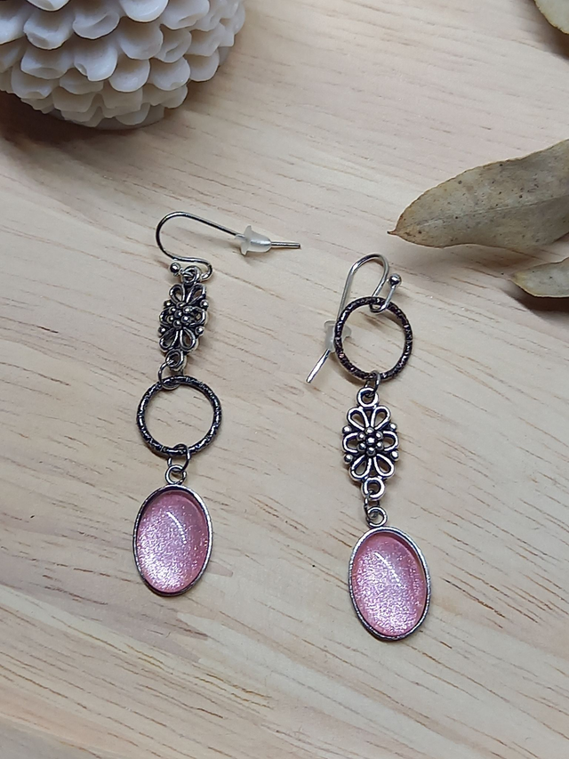 Boucles d&#039;oreilles asymétriques - cabochon ovale rose /  cercle texturé métal noir / fleur / argenté 