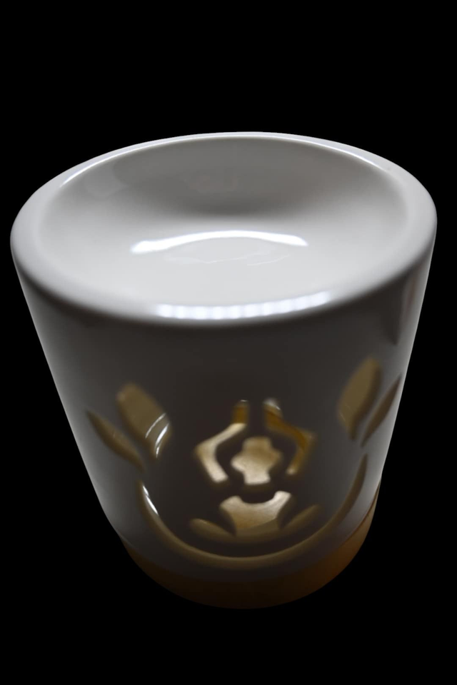 Brûle-parfum zen en céramique blanche – motif yogi lotus avec base en bois naturelle
