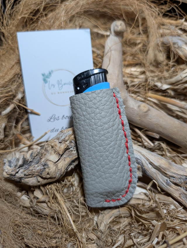 Étui à briquet gris couture rouge