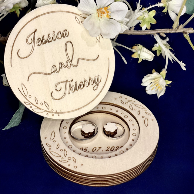 Boîte à alliances ronde en bois –  Personnalisée