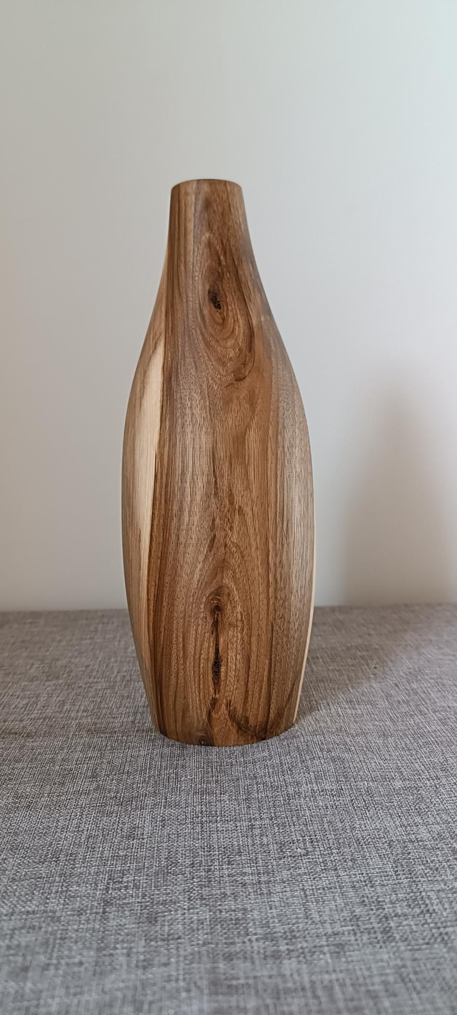 Vase en noyer 