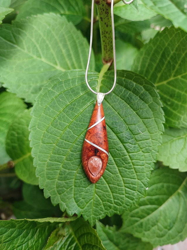Pendentif en Bois de Loupe d'Amboine Rouge, Pierre du Soleil et Argent