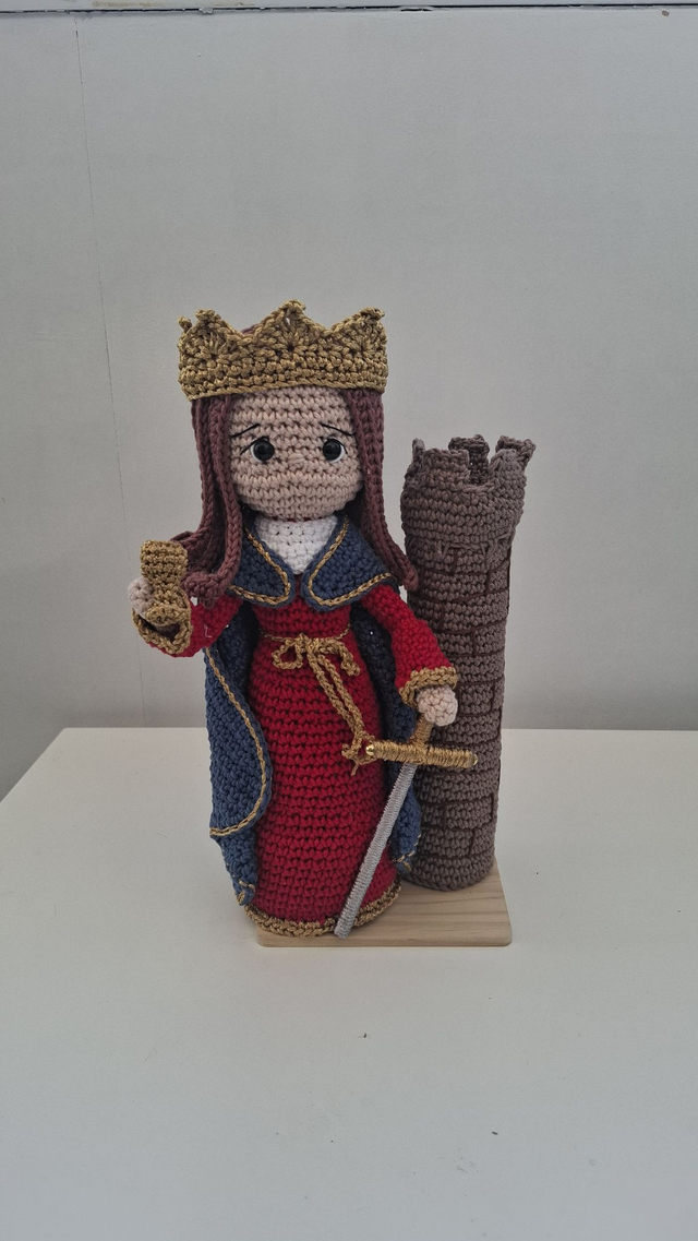 Santa Bárbara em amigurumi 