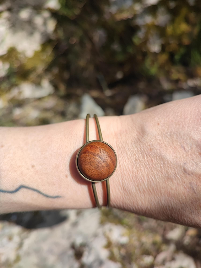 Bracelet en Bois de Noyer Noir et Laiton vieilli